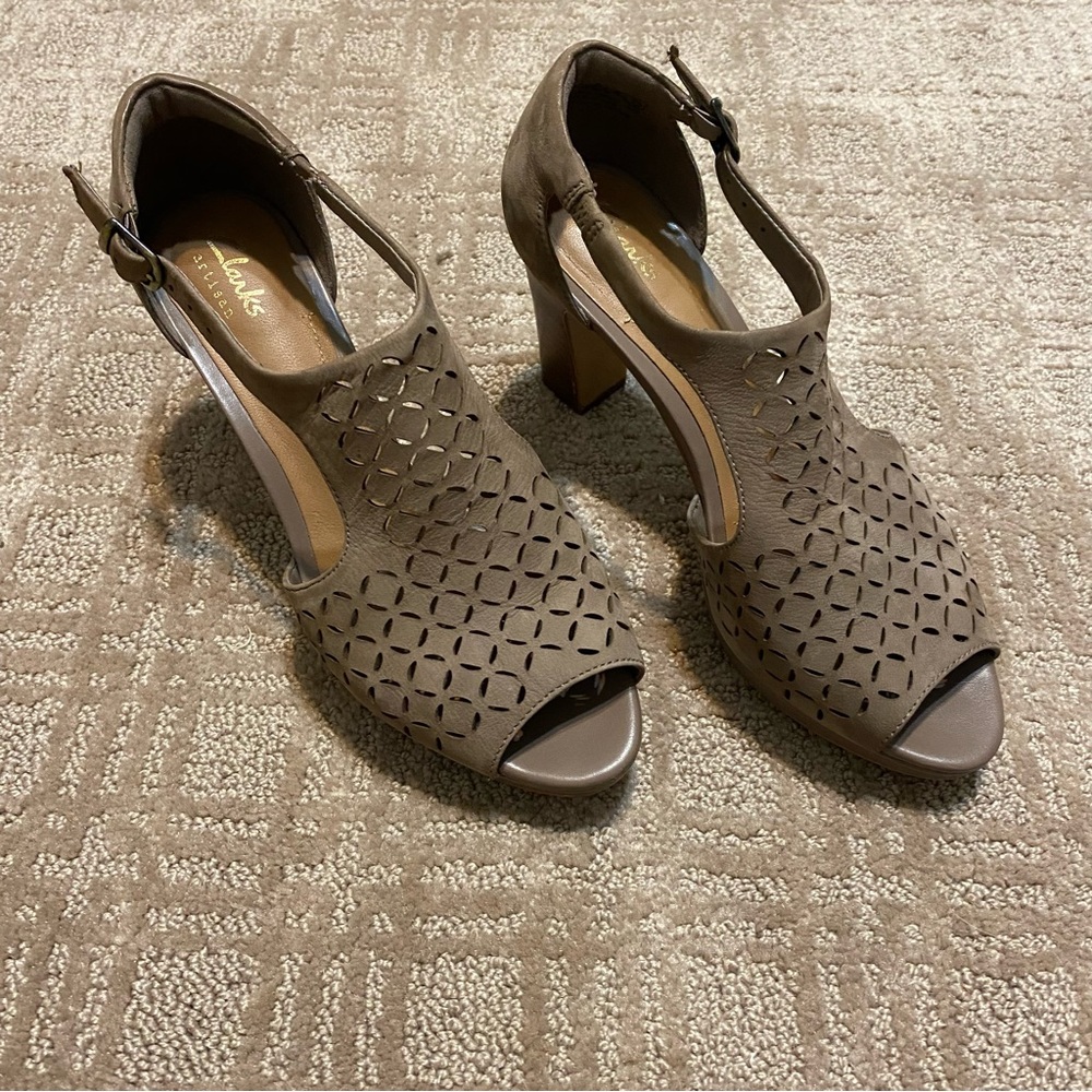 {Clarks} Artisan Peep Toe Block Heel Platform Sandals ~ Size 7 - Picture 1 of 16